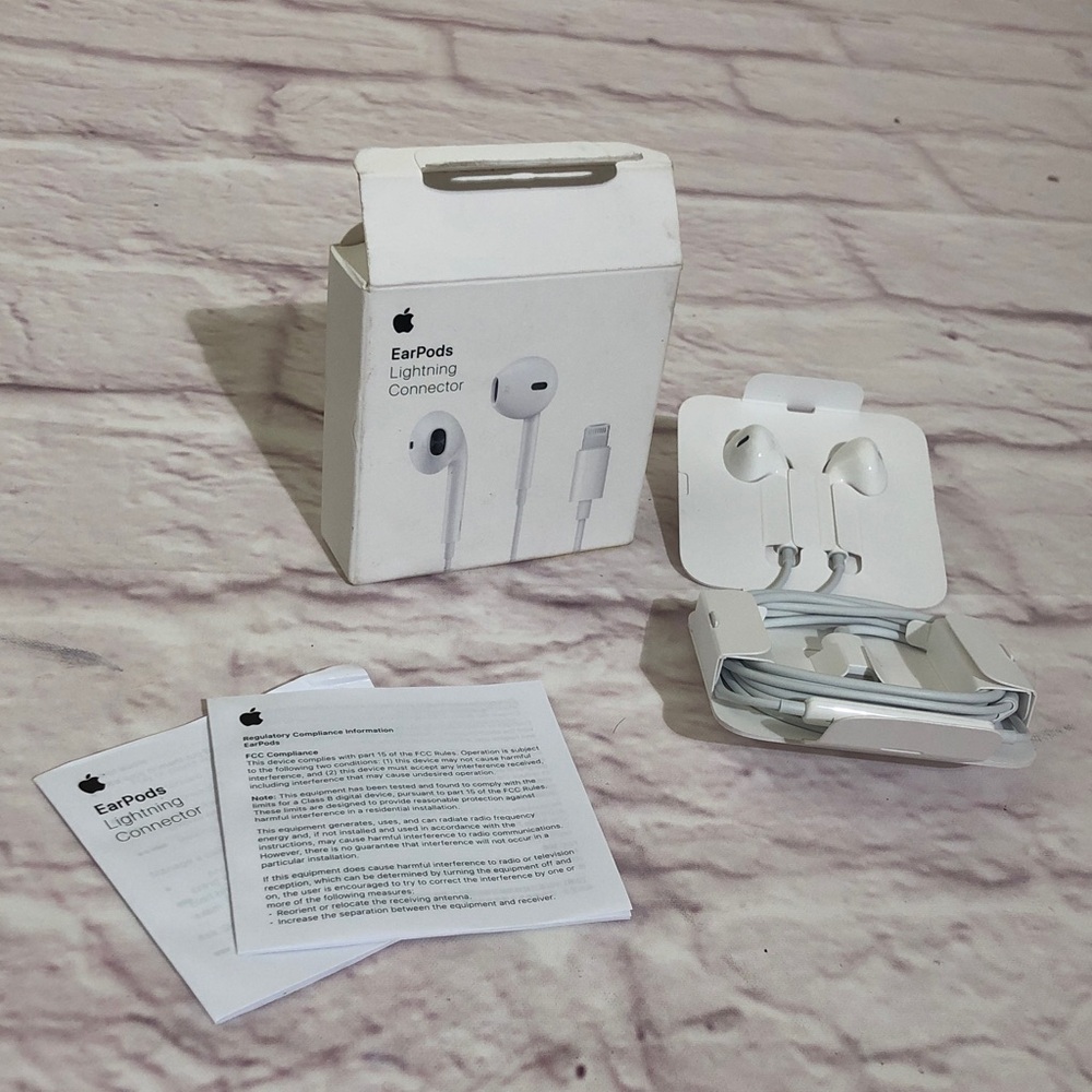 One Apple EarPods with Lightning Connector - White NIB
